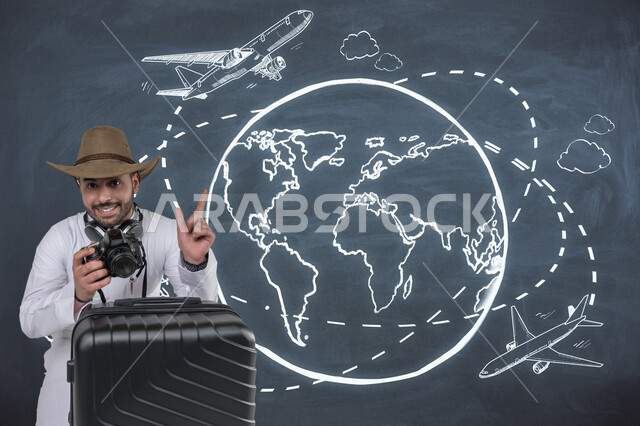 توثيق اللحظات الجميلة والتقاط صور تذكارية، الذهاب حول العالم للسياحة والإستجمام، قضاء أوقات ممتعة بالعطلة الصيفية، رسومات وايقونات تدل على السياحة والسفر، شاب عربي خليجي سعودي مبتسم يرتدي الثوب التقليدي وقبعة من القش يقف مع حقيبة سفر يحمل بيده الكاميرا