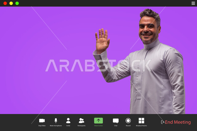 إجراء المقابلات والاجتماعات عبر مكالمات الفيديو، العمل عن بعد، تطور آليات العمل في الشركات السعودية، استخدام الاجهزة التقنية الحديثة في انجاز المهام، رجل أعمال عربي خليجي سعودي مبتسم يرتدي الثوب التقليدي يرفع يده لأعلى بايماءات الترحيب والسلام، خلفية بنفسجية