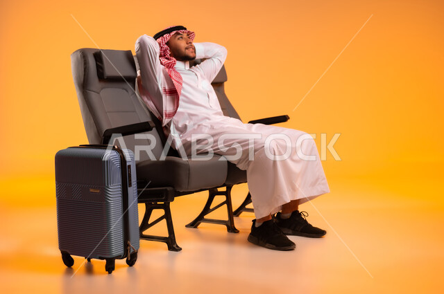 مفهوم الاسترخاء والاستمتاع بالأجواء الهادئة، الاستعداد للسفر في إجازة صيفية، الجلوس في صالة المطار, بورتريه لرجل عربي خليجي سعودي يرتدي الثوب التقليدي والشماغ يجلس على المقعد يضع يديه على رأسه بإيماءات التفكر والتأمل, أهمية السياحة في السعودية، خلفية برتقالية