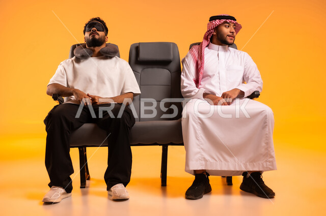 الجلوس في صالة المطار، الشعور بالراحة والطمأنينة، الاستعداد للسفر في إجازة صيفية، بورتريه لرجل يرتدي الزي الكاجوال يجلس على المقعد يضع وسادة النوم, أهمية السياحة في السعودية، شاب عربي خليجي سعودي يرتدي الثوب التقليدي ينظر إلى مكان ما، خلفية برتقالية