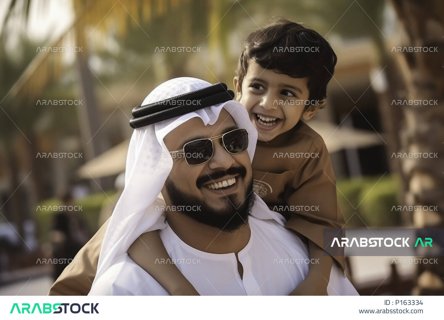 طفل صغير يحيط بذراعيه عنق والده, مفهوم حنان الأب, أجواء أسرية سعيدة ...