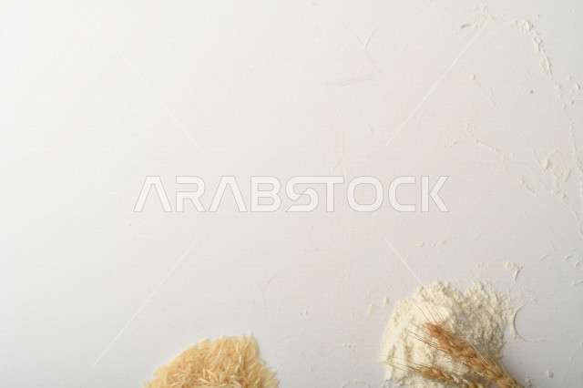 مجموعة من الأرز والقمح والطحين والعملات المعدنية على خلفية بيضاء