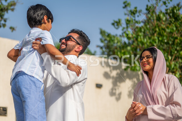 الحوارات والنقاشات المسلية، الاستمتاع بالأجواء العائلية السعيدة في الخارج، عائلة عربية خليجية سعودية يتسامرون الأحاديث معا، الذهاب في عطلة صيفية ممتعة أيام الإجازة برفقة الأسرة