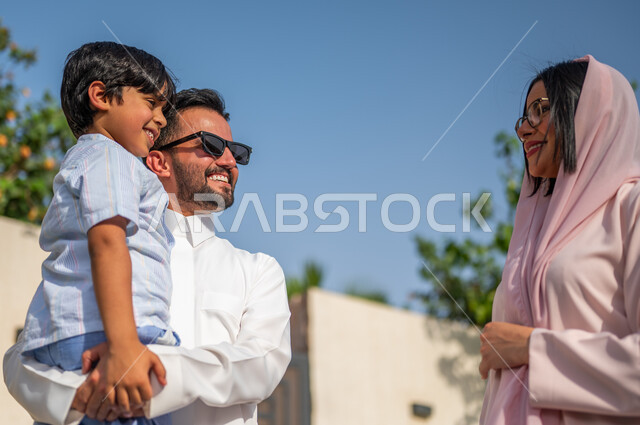 النقاشات والحوارات المسلية، الاستمتاع بالأجواء العائلية السعيدة في الخارج، عائلة عربية خليجية سعودية يتسامرون الأحاديث معا، الذهاب في عطلة صيفية ممتعة أيام الإجازة برفقة الأسرة