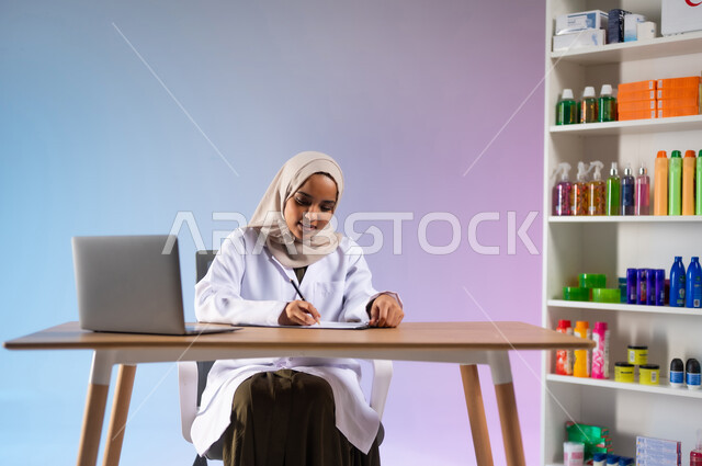 الادوية والمستلزمات الطبية، استخدام الأجهزة والتقنيات الحديثة والمتطورة, مفهوم الصيدلة والرعاية الصحية، التشييك على قائمة الأدوية, بورتريه لطبيبة صيدلانية عربية خليجية سعودية محجبة ترتدي المعطف الطبي الأبيض تقوم بكتابة الوصفات العلاجية, خلفية ملونة