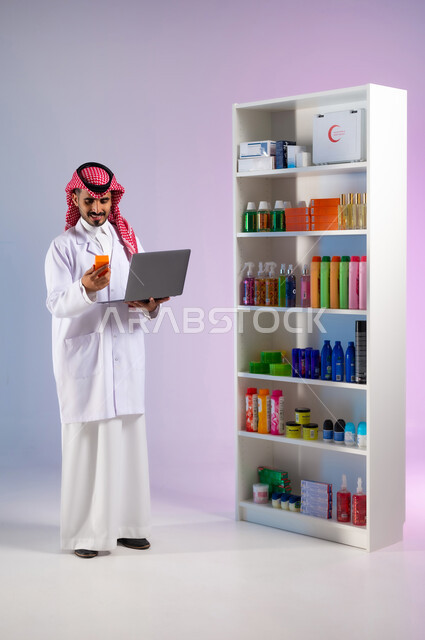 قراءة صلاحية المنتج ومكوناته, الإعلان والتسويق لمنتجات العناية بالشعر عبر الأونلاين, بورتريه لطبيب صيدلاني عربي خليجي سعودي يرتدي المعطف الطبي يحمل بيده شامبو الشعر والحاسب المحمول, استخدام الأجهزة والتقنيات الحديثة، صورة الجسم بالطول الكامل, خلفية ملونة