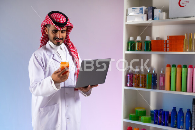استخدام الأجهزة والتقنيات الحديثة والمتطورة، مفهوم الاهتمام بالجسد, قراءة صلاحية المنتج ومكوناته, الإعلان والتسويق لمنتجات العناية بالشعر عبر الأونلاين, بورتريه لطبيب صيدلاني عربي خليجي سعودي يرتدي المعطف الطبي يحمل بيده شامبو الشعر والحاسب المحمول, خلفية ملونة