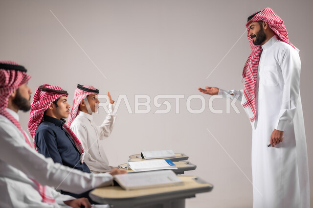 التربية والتعليم بالمنهاج المقررة، المشاركة الفعالة في الصف، الانجاز و النجاح في المرحلة التعليمية، بورتريه لمعلم عربي خليجي سعودي يرتدي الثوب التقليدي يقوم بشرح الدرس لطلابه، مفهوم الاجتهاد وطلب التفوق، خلفية رمادية