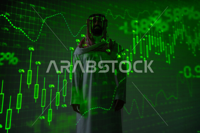 متابعة مخطط الرسم البياني للنمو الاقتصادي , رجل عربي خليجي سعودي يرتدي الثوب التقليدي و الشماغ يقف أمام شاشة مليئة بالأرقام و الإحصائيات , النجاح في التداول المالي , خلفية هولوجرامية ثلاثية الأبعاد