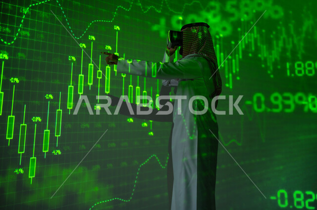 الاندماج في الواقع الافتراضي , مخطط الرسم البياني للنمو الاقتصادي , النجاح في التداول المالي , رجل عربي خليجي سعودي يرتدي الثوب التقليدي و الشماغ يقف أمام شاشة مليئة بالأرقام و الإحصائيات يضع نظارة الفي ار , خلفية هولوجرامية ثلاثية الأبعاد