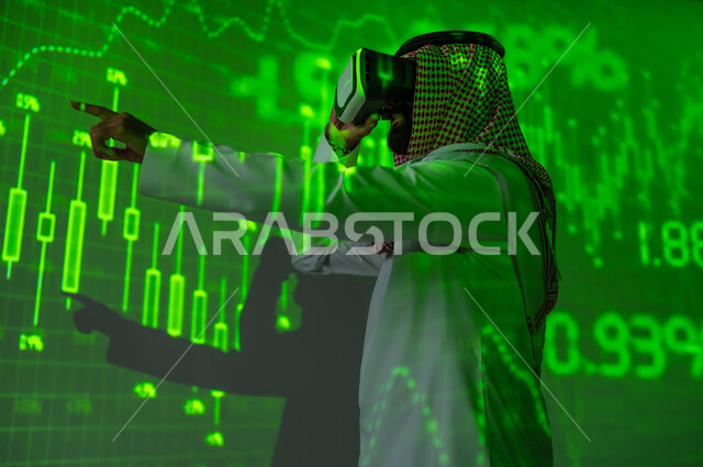 مخطط الرسم البياني للنمو الاقتصادي , النجاح في التداول المالي , رجل عربي خليجي سعودي يرتدي الثوب التقليدي و الشماغ يقف أمام شاشة مليئة بالأرقام و الإحصائيات يضع نظارة الفي ار , الاندماج في الواقع الافتراضي , خلفية هولوجرامية ثلاثية الأبعاد