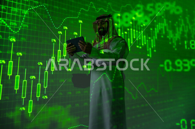 رسم بياني للنمو الاقتصادي , رجل عربي خليجي سعودي يرتدي الثوب التقليدي و الشماغ يقف أمام شاشة مليئة بالأرقام و الإحصائيات يمسك الجهاز اللوحي بيديه  , النجاح في التداول المالي , خلفية هولوجرامية ثلاثية الأبعاد
