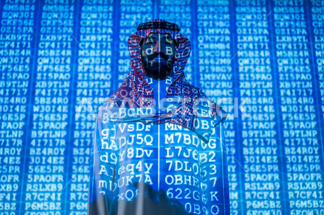 بيانات محمية بالأمن السيبراني , استخدام لغات البرمجة , رجل عربي خليجي سعودي يرتدي الثوب التقليدي و الشماغ , أكواد وخوارزميات الحاسوب , خلفية هولوجرامية ثلاثية الأبعاد
