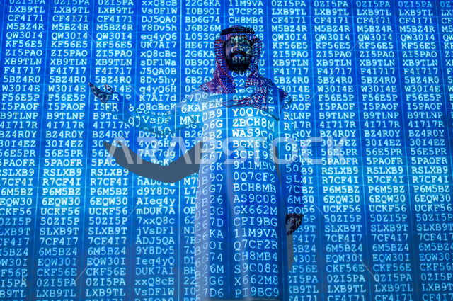 رموز رقميه الكترونيه , أكواد برمجية تشير لبيانات محمية , رجل عربي خليجي سعودي يرتدي الثوب التقليدي و الشماغ , التطور العلمي و التقني , خلفية هولوجرامية ثلاثية الأبعاد