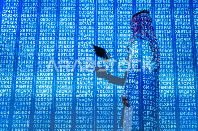 تكنولوجيا المعلومات ومفهوم الامن السيبراني , التطور التقني و العلمي , رجل عربي خليجي سعودي يرتدي الثوب التقليدي و الشماغ يمسك الجهاز اللوحي بيديه , عرض شاشة سوداء فارغة عبر التابلت , خلفية هولوجرامية ثلاثية الأبعاد
