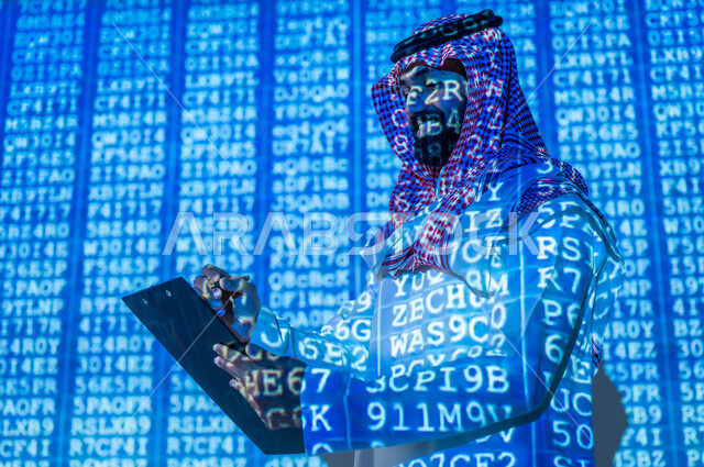 بناء المواقع والتطبيقات الالكترونية , مفهوم تكنولوجيا الأعمال المتعلقة بالأمن السيبراني وحماية المعلومات , رجل عربي خليجي سعودي يرتدي الثوب التقليدي و الشماغ يقوم بالكتابة على الدفتر , خلفية هولوجرامية ثلاثية الأبعاد