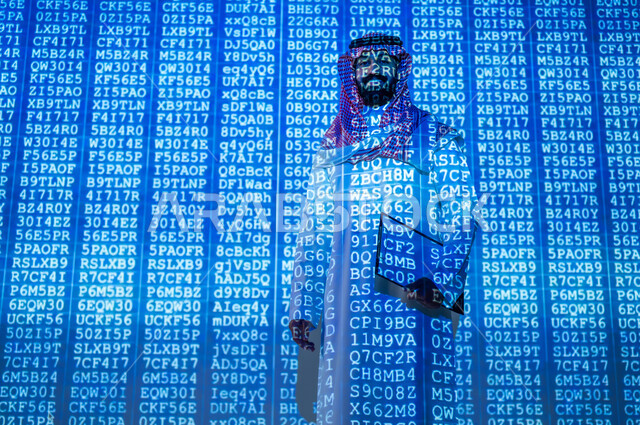 مفهوم تكنولوجيا الأعمال المتعلقة بالأمن السيبراني وحماية المعلومات , رجل عربي خليجي سعودي يرتدي الثوب التقليدي و الشماغ , رموز و أكواد برمجية تشير لبيانات محمية , خلفية هولوجرامية ثلاثية الأبعاد