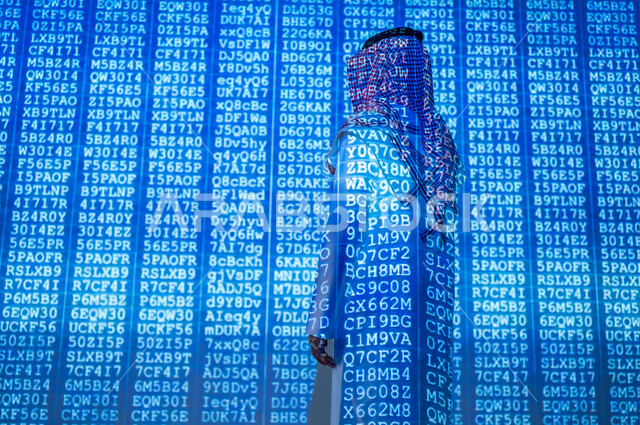 رموز و أكواد برمجية تشير لبيانات محمية , رجل عربي خليجي سعودي يرتدي الثوب التقليدي و الشماغ , مفهوم تكنولوجيا الأعمال المتعلقة بالأمن السيبراني وحماية المعلومات , خلفية هولوجرامية ثلاثية الأبعاد