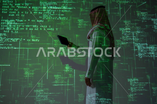 تطوير و بناء المواقع و التطبيقات , استخدام لغات البرمجة , رجل عربي خليجي سعودي يرتدي الثوب التقليدي و الشماغ يمسك الجهاز اللوحي بيده , عرض شاشة سوداء فارغة عبر التابلت , خلفية هولوجرامية ثلاثية الأبعاد