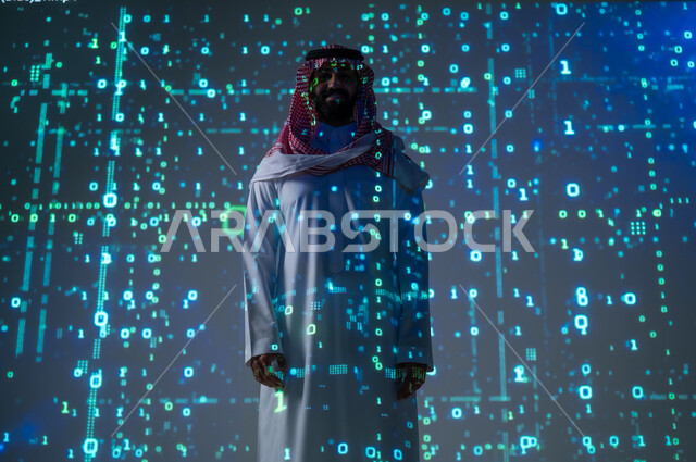خوارزميات و لغات البرمجة , التطور التقني و الرقمي , رجل عربي خليجي سعودي يرتدي الثوب التقليدي و الشماغ , تحليل و فهم  الأكواد البرمجية , خلفية هولوجرامية ثلاثية الأبعاد