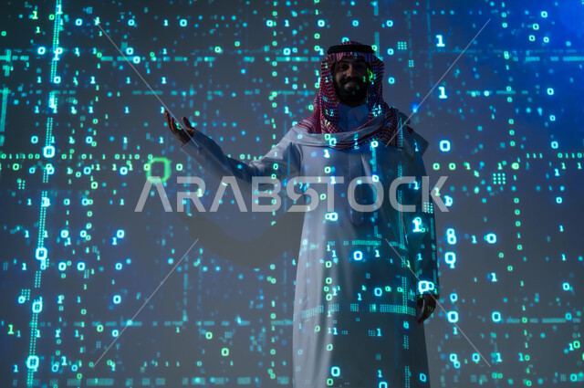 مفهوم لغات و خوارزميات البرمجة , التطور التقني و الرقمي  , رجل عربي خليجي سعودي يرتدي الثوب التقليدي و الشماغ يشير بيده إلى الأكواد , التقدم التكنولوجي في السعودية , خلفية هولوجرامية ثلاثية الأبعاد
