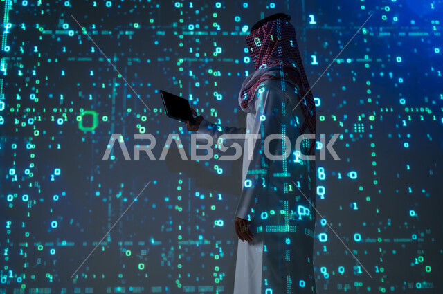 العمل على الأجهزة المتطورة , التقدم التقني و الرقمي , رجل عربي خليجي سعودي يرتدي الثوب التقليدي و الشماغ يمسك بيده الجهاز اللوحي  , عرض شاشة سوداء فارغة عبر التابلت , خلفية هولوجرامية ثلاثية الأبعاد