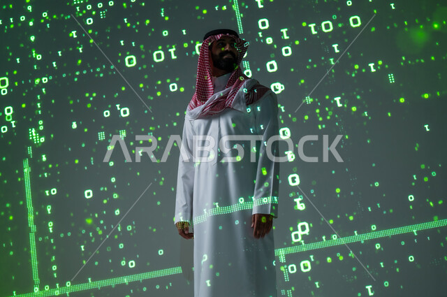 استخدام لغات البرمجة , التطور الرقمي و التقني , رجل عربي خليجي سعودي يرتدي الثوب التقليدي و الشماغ , مفهوم الأكواد و الخوارزميات , خلفية هولوجرامية ثلاثية الأبعاد