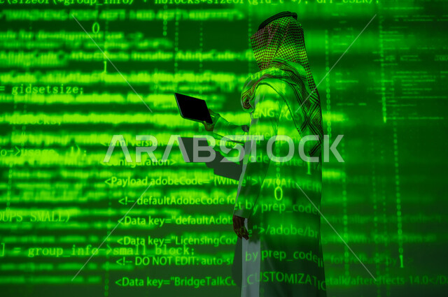 تقدم التقنيات و التكنولوجيا الحديثة , رجل عربي خليجي سعودي يرتدي الثوب التقليدي و الشماغ  يمسك الجهاز الوحي بيده , التطور و النمو التقني , عرض شاشة سوداء فارغة عبر التابلت , خلفية هولوجرامية ثلاثية الأبعاد