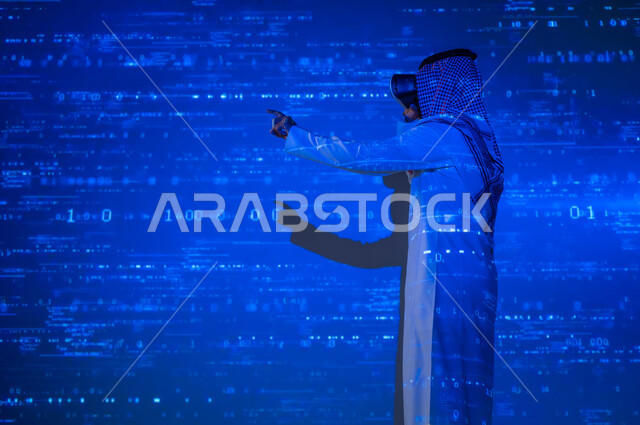 الاندماج بالواقع الافتراضي , التقدم و النمو التقني , رجل عربي خليجي سعودي يرتدي الثوب التقليدي و الشماغ  يضع نظارات الفي ار , محاكاة العالم الافتراضي , خلفية هولوجرامية ثلاثية الأبعاد