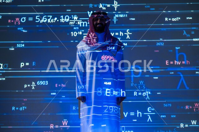 تقدم التقنية و التكنولوجيا الحديثة  , رجل عربي خليجي سعودي يرتدي الثوب التقليدي و الشماغ يقف باستعداد , التطور التقني في السعودية , خلفية هولوجرامية ثلاثية الأبعاد
