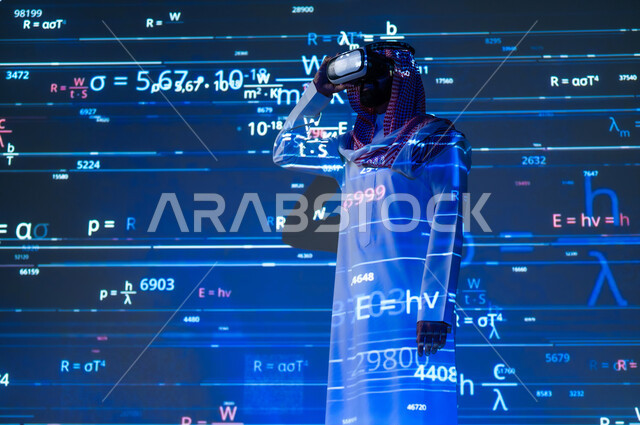 الاندماج و التركيز في العالم الافتراضي , التطور العلمي و التقني , رجل عربي خليجي سعودي يرتدي الثوب التقليدي و الشماغ يضع نظارات الفي ار , علوم الرياضيات و الإحصاء , خلفية هولوجرامية ثلاثية الأبعاد