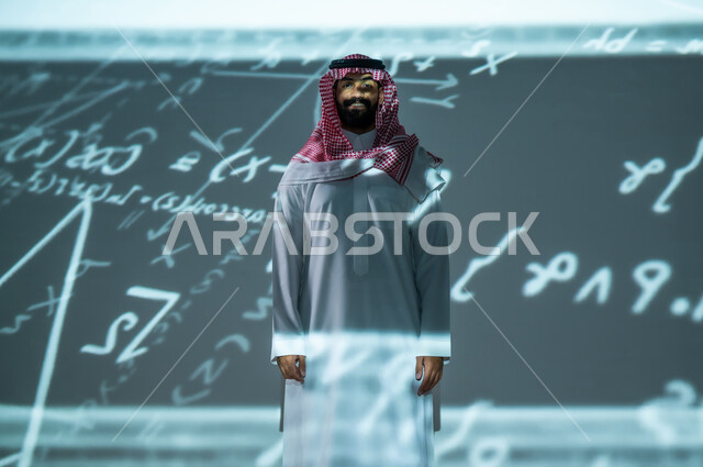 دمج التقنيات الحديثة في الحياة العملية , علوم الرياضيات و الإحصاء , رجل عربي خليجي سعودي يرتدي الثوب التقليدي و الشماغ , أرقام و وقانين رياضية , خلفية هولوجرامية ثلاثية الأبعاد