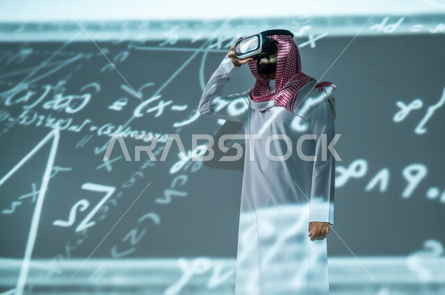 استخدام نظارات الواقع الافتراضي , التطور العلمي و التقني , رجل عربي خليجي سعودي يرتدي الثوب التقليدي و الشماغ يضع نظارة الفي ار , مفهوم علوم الرياضيات , خلفية هولوجرامية ثلاثية الأبعاد