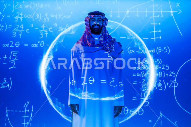 أرقام و قوانين رياضية , مفهوم علوم الرياضيات , رجل عربي خليجي سعودي يرتدي الثوب التقليدي و الشماغ , التطور العلمي و لتقني , النظر إإلى الكاميرا بإيماءات الفرح و السرور , خلفية هولوجرامية ثلاثية الأبعاد