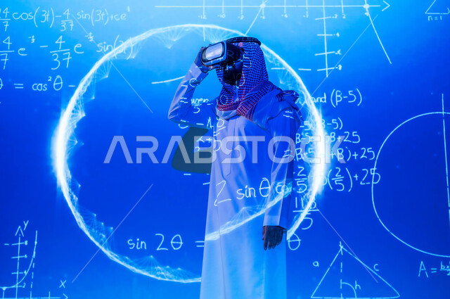 دمج التقنيات المتطورة بالعلم , استخدام نظارات الواقع الافتراضي , رجل عربي خليجي سعودي يرتدي الثوب التقليدي و الشماغ يقف أمام شاشة مليئة بالأرقام و القوانين الرياضية يضع نظارة الفي ار , خلفية هولوجرامية ثلاثية الأبعاد