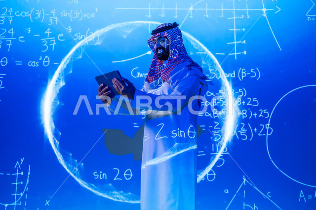 قواعد التحليل الرياضي , دمج التكنلوجيا الحديثة بالعلم , رجل عربي خليجي سعودي يرتدي الثوب التقليدي و الشماغ يقف أمام شاشة مليئة بالأرقام و القوانين الرياضية يمسك الجهاز اللوحي بيديه , خلفية هولوجرامية ثلاثية الأبعاد