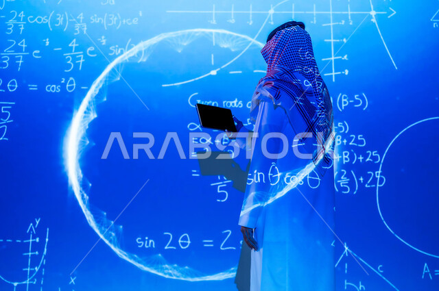 دمج التكنلوجيا الحديثة بالعلم , قواعد التحليل الرياضي , رجل عربي خليجي سعودي يرتدي الثوب التقليدي و الشماغ يقف أمام شاشة مليئة بالأرقام و القوانين الرياضية يمسك الجهاز اللوحي بيديه , عرض شاشة سوداء فارغة عبر التابلت , خلفية هولوجرامية ثلاثية الأبعاد