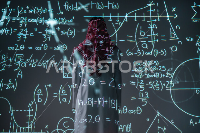 مفهوم علوم الرياضيات , دمج التقنيات الحديثة بالتعليم , التطور العلمي و التقني , رجل عربي خليجي سعودي يرتدي الثوب التقليدي و الشماغ يقف أمام شاشة مليئة بالأرقام و القوانين الرياضية , خلفية هولوجرامية ثلاثية الأبعاد