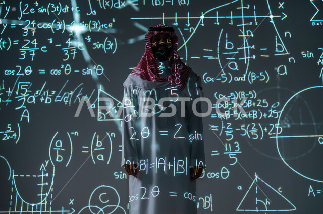 دمج التقنيات الحديثة بالتعليم , مفهوم علوم الرياضيات , التطور العلمي و التقني , رجل عربي خليجي سعودي يرتدي الثوب التقليدي و الشماغ  يقف أمام شاشة مليئة بالأرقام و القوانين الرياضية , خلفية هولوجرامية ثلاثية الأبعاد