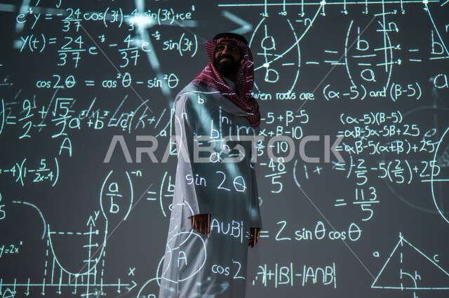 رؤية مستقبلية ٢٠٣٠، ايماءات السعادة والفخر، التطور العلمي والتقني في المملكة العربية السعودية، دمج العلم بالتكنولوجيا في مادة الرياضيات، شاب عربي خليجي سعودي مبتسم يرتدي الثوب التقليدي والشماغ يقف أمام المعادلات والقوانين الرياضية، الخلفية قوانين وخوارزميات رياضية