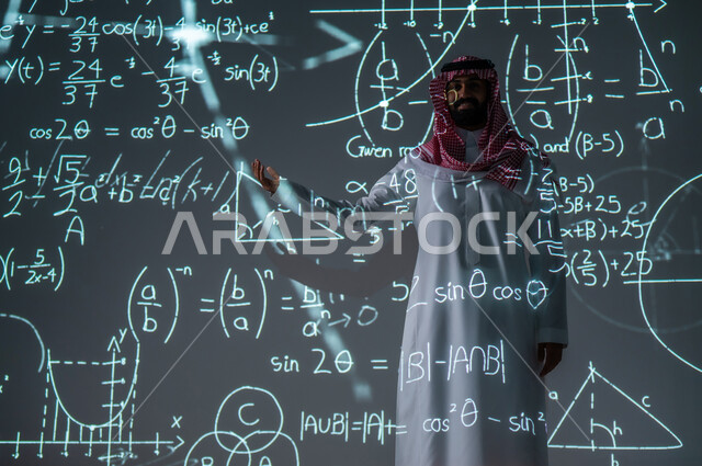 ايماءات السعادة والفخر، التطور العلمي والتقني في المملكة العربية السعودية، دمج العلم بالتكنولوجيا في مادة الرياضيات، شاب عربي خليجي سعودي مبتسم يرتدي الثوب التقليدي والشماغ يشير إلى المعادلات والقوانين الرياضية، الخلفية قوانين وخوارزميات رياضية