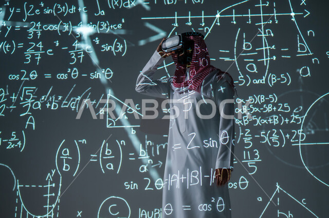 محاكاة الواقع الافتراضي، رؤية مستقبلية٢٠٣٠، التطور العلمي والتقني في المملكة العربية السعودية، دمج العلم بالتكنولوجيا في مادة الرياضيات، شاب عربي خليجي سعودي يرتدي الثوب التقليدي والشماغ يضع نظارات الفي ار وينظر إلى المعادلات والقوانين الرياضية، الخلفية قوانين وخوارزميات رياضية