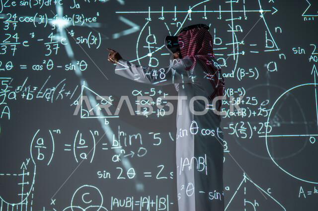 رؤية مستقبلية٢٠٣٠، التطور العلمي والتقني في المملكة العربية السعودية، دمج العلم بالتكنولوجيا في مادة الرياضيات، شاب عربي خليجي سعودي يرتدي الثوب التقليدي والشماغ يضع نظارات الفي ار ويشير بيده إلى المعادلات والقوانين الرياضية، الخلفية قوانين وخوارزميات رياضية