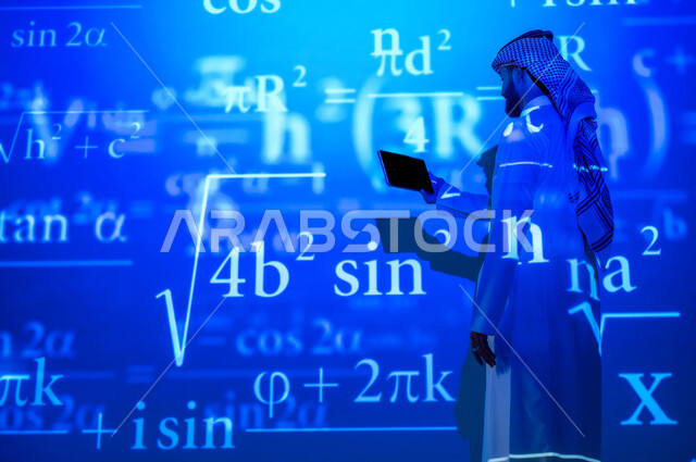 التطور العلمي والتقني في المملكة العربية السعودية، دمج العلم بالتكنولوجيا في مادة الرياضيات، شاب عربي خليجي سعودي يرتدي الثوب التقليدي والشماغ يعمل من خلال جهاز لوحي يقف أمام المعادلات والقوانين الرياضية، عرض شاشة سوداء فارغة، الخلفية قوانين وخوارزميات رياضية