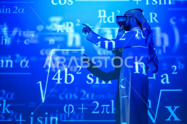 محاكاة الواقع الافتراضي، دمج العلم بالتكنولوجيا في مادة الرياضيات، التطور العلمي والتقني في المملكة العربية السعودية، شاب عربي خليجي سعودي يرتدي الثوب التقليدي والشماغ ينظر من خلال نظارات الفي ار ويشير إلى المعادلات والقوانين الرياضية، الخلفية قوانين وخوارزميات رياضية
