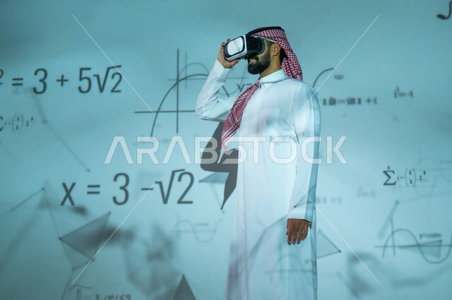 محاكاة الواقع الافتراضي، دمج العلم بالتكنولوجيا في مادة الرياضيات، التطور العلمي والتقني في المملكة العربية السعودية، شاب عربي خليجي سعودي يرتدي الثوب التقليدي والشماغ مبتسم ينظر من خلال نظارات الفي ار إلى المعادلات والقوانين الرياضية، الخلفية قوانين وخوارزميات رياضية