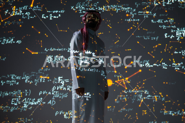 رؤية مستقبلية ٢٠٣٠، التطور العلمي والتقني في المملكة العربية السعودية، دمج العلم بالتكنولوجيا في مادة الرياضيات، استخدام الوسائل والتقنيات الحديثة، شاب عربي خليجي سعودي يرتدي الثوب التقليدي والشماغ يقف أمام المعادلات الحسابية والقوانين الرياضية، الخلفية قوانين وخوارزميات رياضية