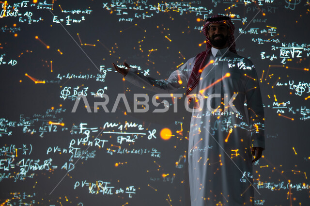 ايماءات السعادة والفرح، دمج العلم بالتكنولوجيا في مادة الرياضيات، استخدام الوسائل والتقنيات الحديثة، شاب عربي خليجي سعودي يرتدي الثوب التقليدي والشماغ يشير بيده إلى أمام المعادلات الحسابية والقوانين الرياضية وينظر إلى الكاميرا، الخلفية قوانين وخوارزميات رياضية
