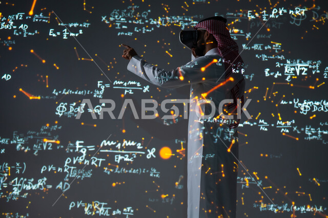 التطور العلمي والتقني في المملكة العربية السعودية، محاكاة الواقع الافتراضي، استخدام الوسائل والتقنيات الحديثة، شاب عربي خليجي سعودي يرتدي الثوب التقليدي والشماغ ينظر من خلال نظارات الفي ار ويشير بيده إلى المعادلات الحسابية والقوانين الرياضية، الخلفية قوانين وخوارزميات رياضية
