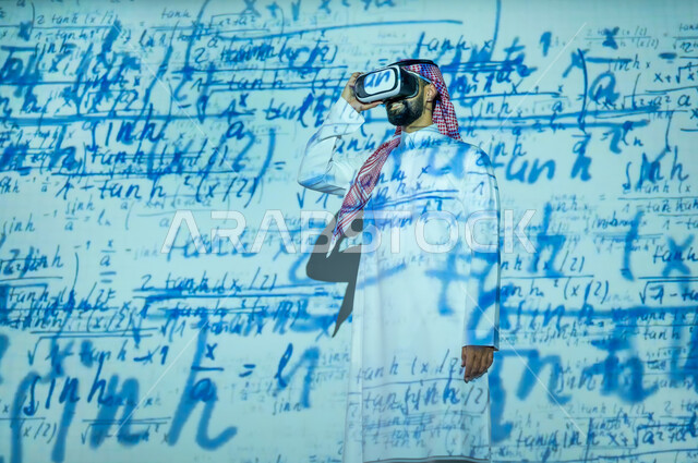 التطور العلمي والتقني في المملكة العربية السعودية، رؤية مستقبلية سعودية٢٠٣٠، دمج العلم بالتكنولوجيا، رجل عربي خليجي سعودي يرتدي الثوب التقليدي والشماغ مبتسم ينظر من خلال نظارات الفي ار إلى الأرقام والحسابات الرياضية، الخلفية قوانين وخوارزميات رياضية